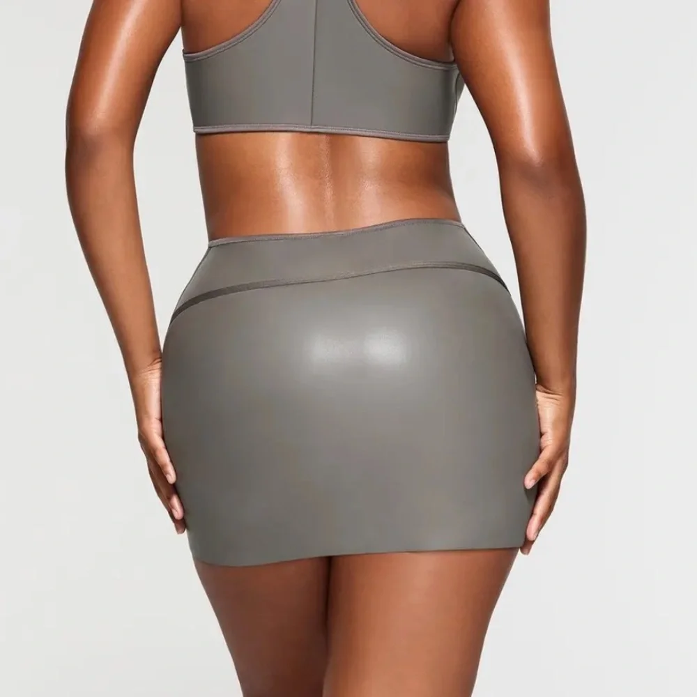 SKIMS ❤️‍🔥 GREY RUBBERIZED SWIM SKIRT NWT SIZE MEDIUM